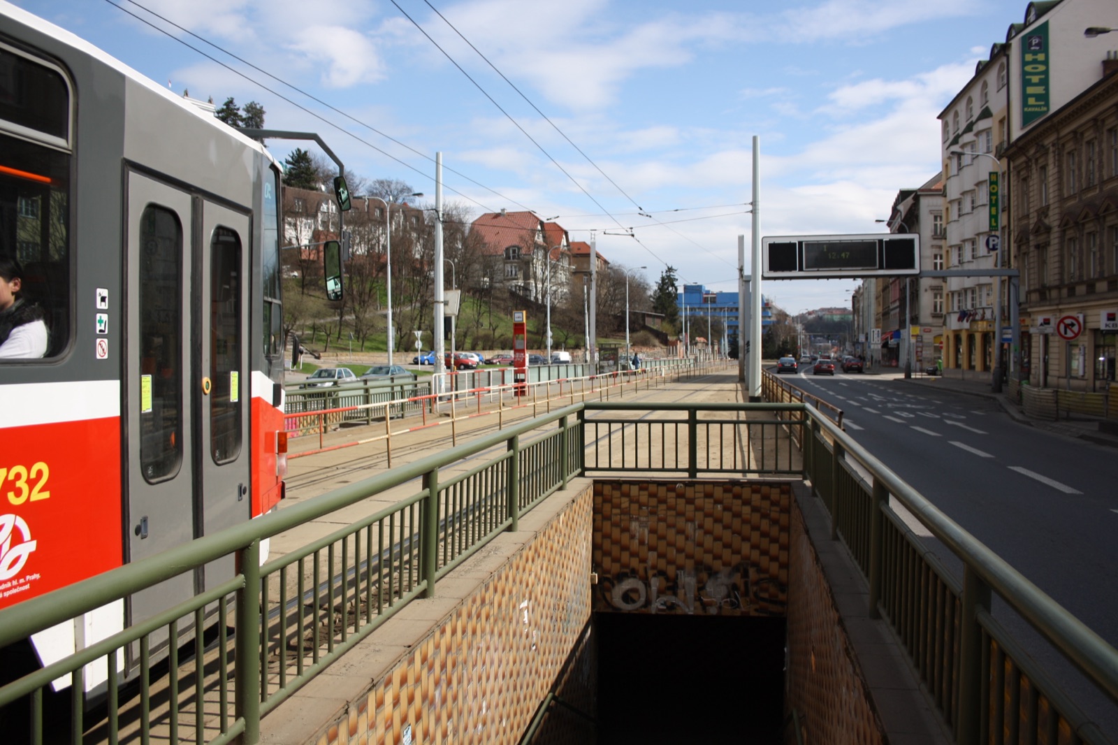 Tramvaj u zastávky Kavalírka na Plzeňské třídě