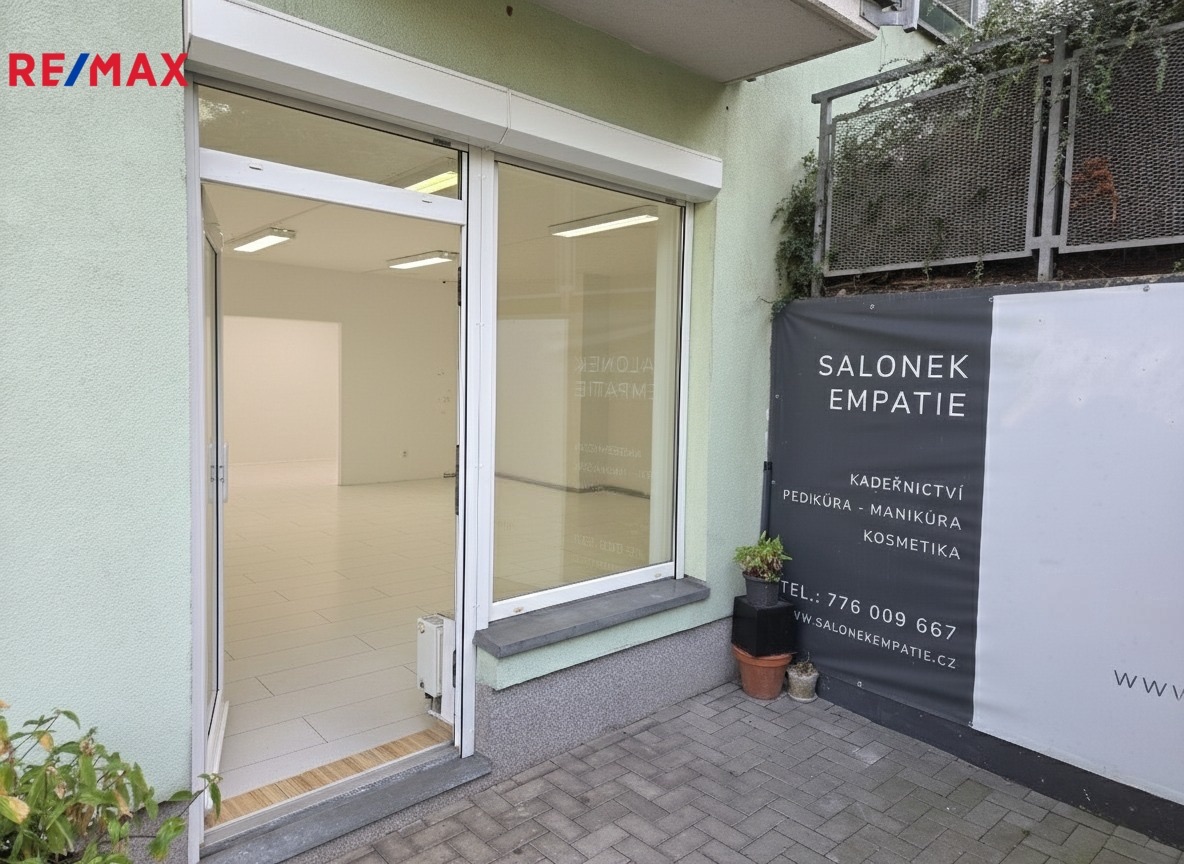 Obchodní prostor s výlohou na Košířském náměstí - fotografie 1