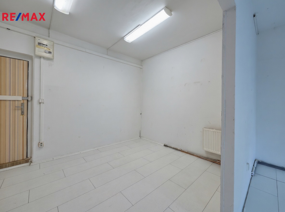 Obchodní prostor s výlohou na Košířském náměstí - fotografie 9