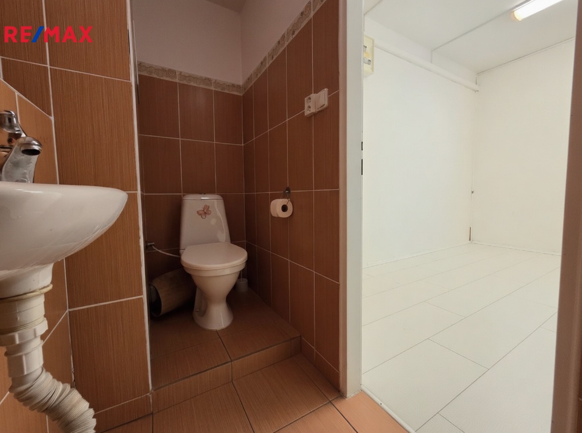 Obchodní prostor s výlohou na Košířském náměstí - fotografie 12