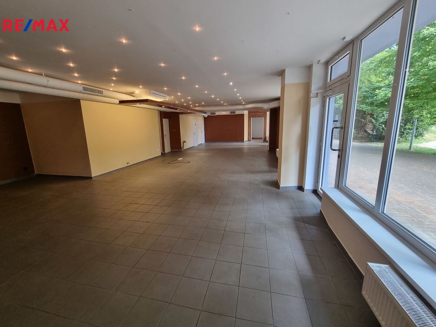 Obchodní prostory u FN Motol - 155 m² s vlastním vstupem - fotografie 7