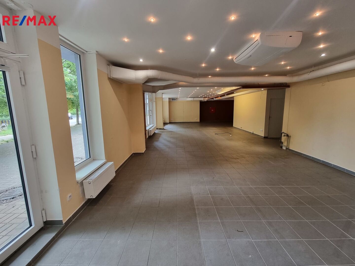 Obchodní prostory u FN Motol - 155 m² s vlastním vstupem - fotografie 8