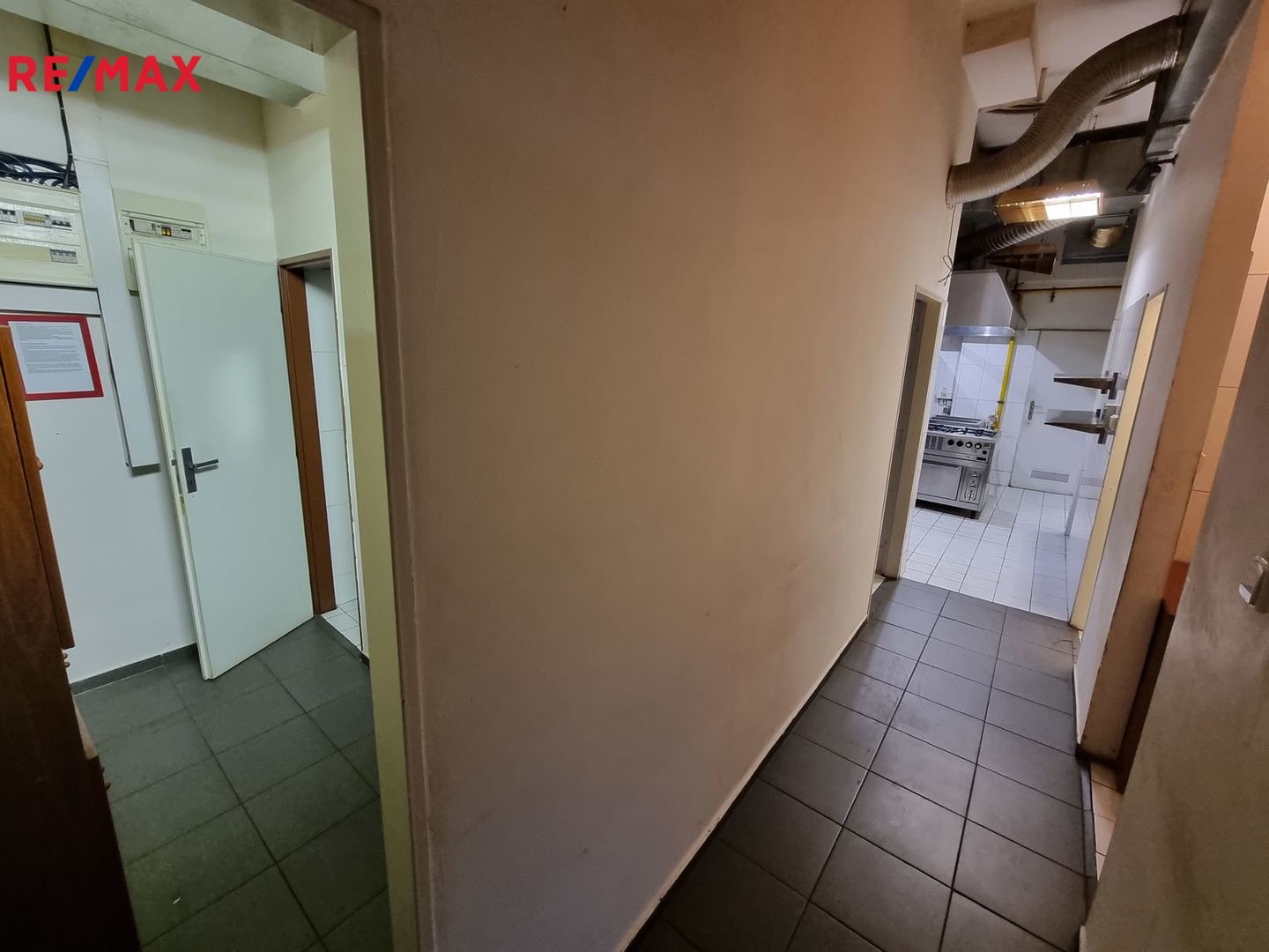 Obchodní prostor v přízemí cihlového domu, Praha 5 - Motol - fotografie 10