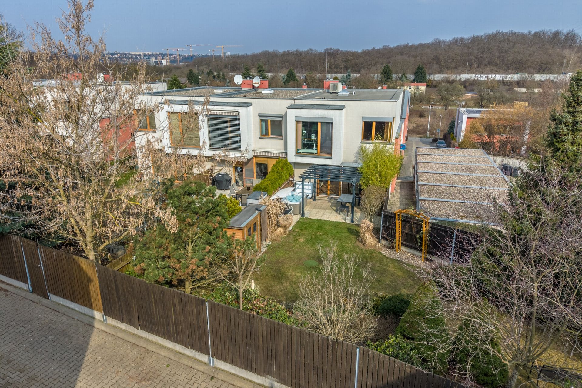 Koncový ŘD se zahradou a garáží