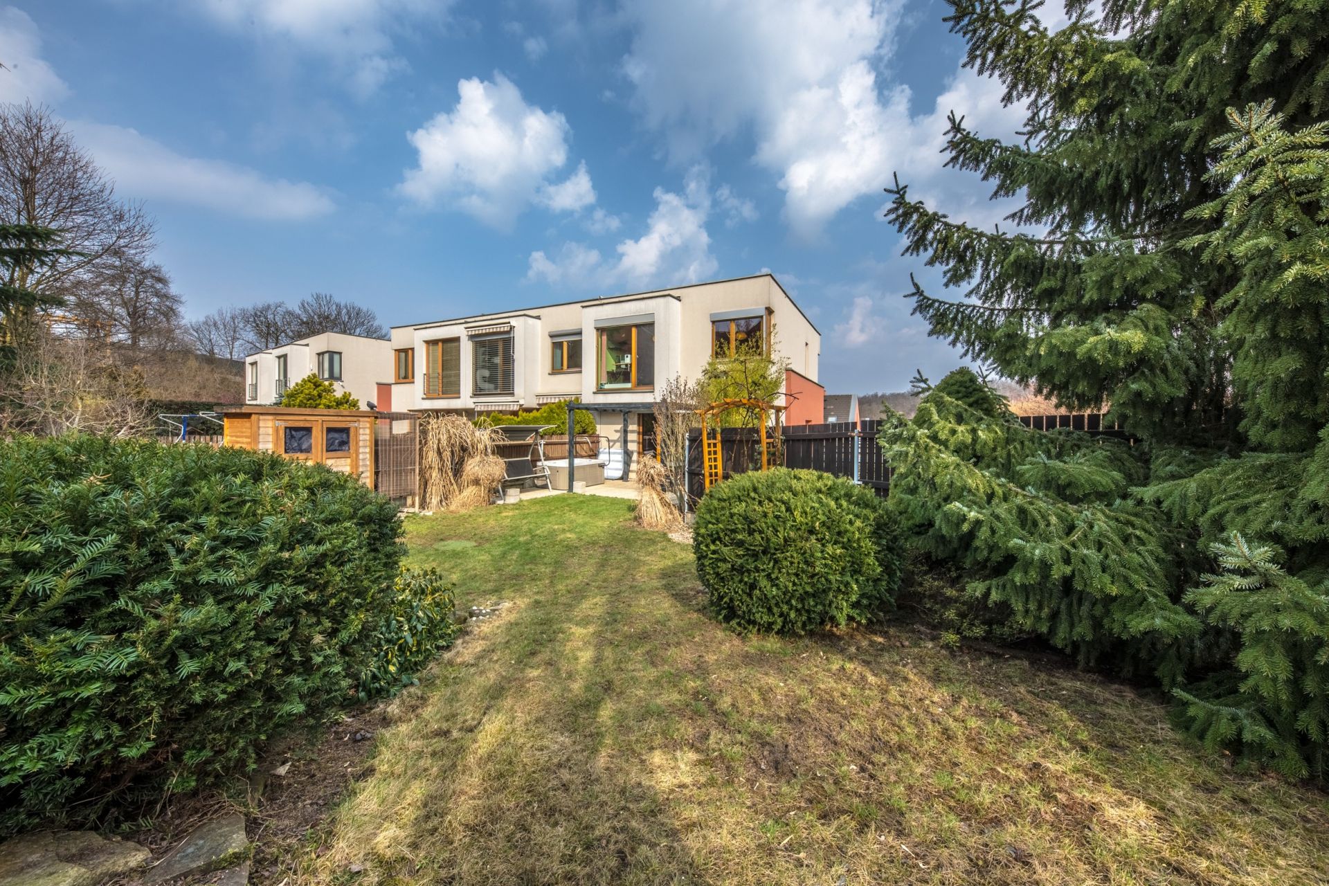 NA PRODEJ | Moderní koncový řadový dům se zahradou | Praha 9 – Hloubětín