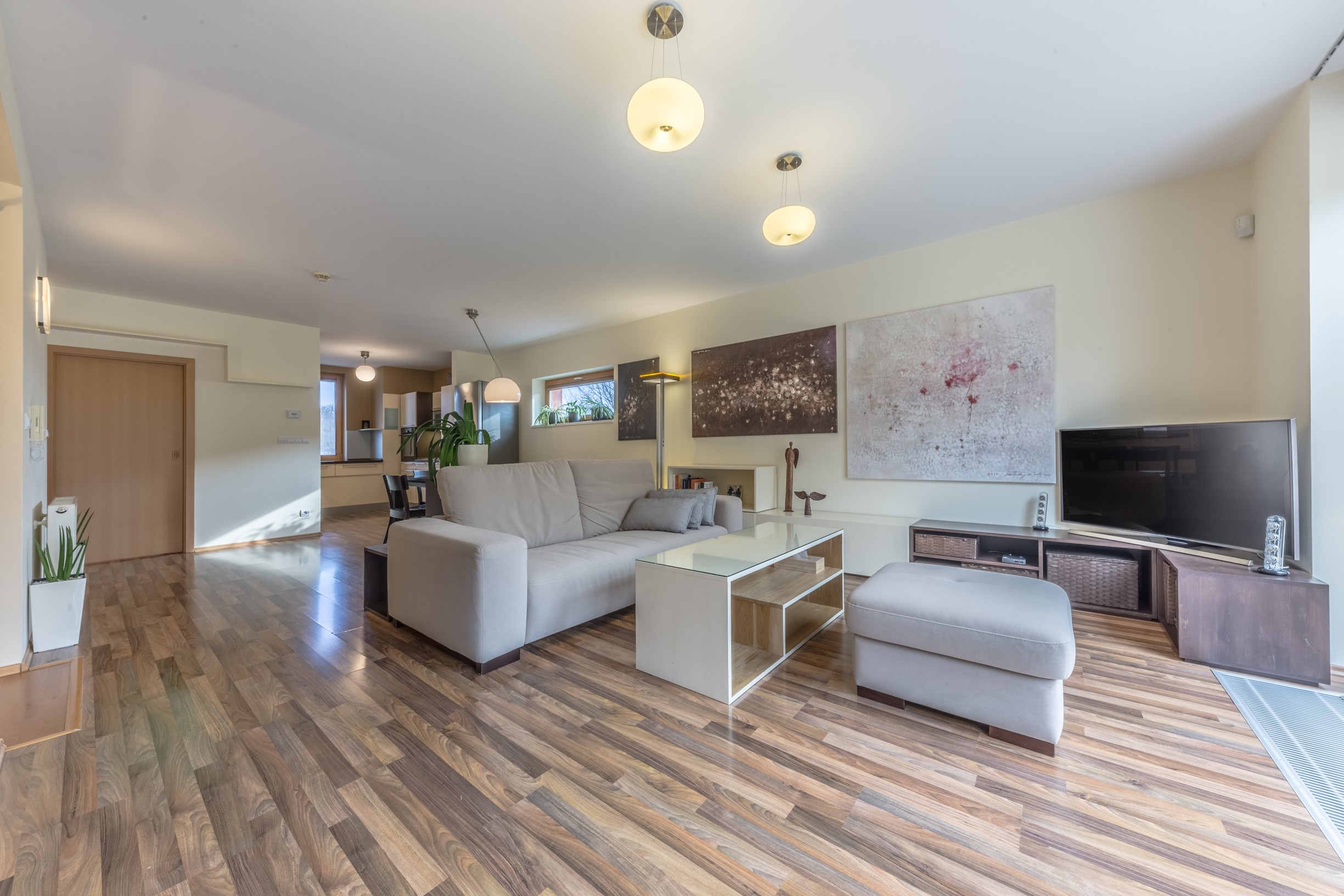 Obývací pokoj s kuchyňským kouetm