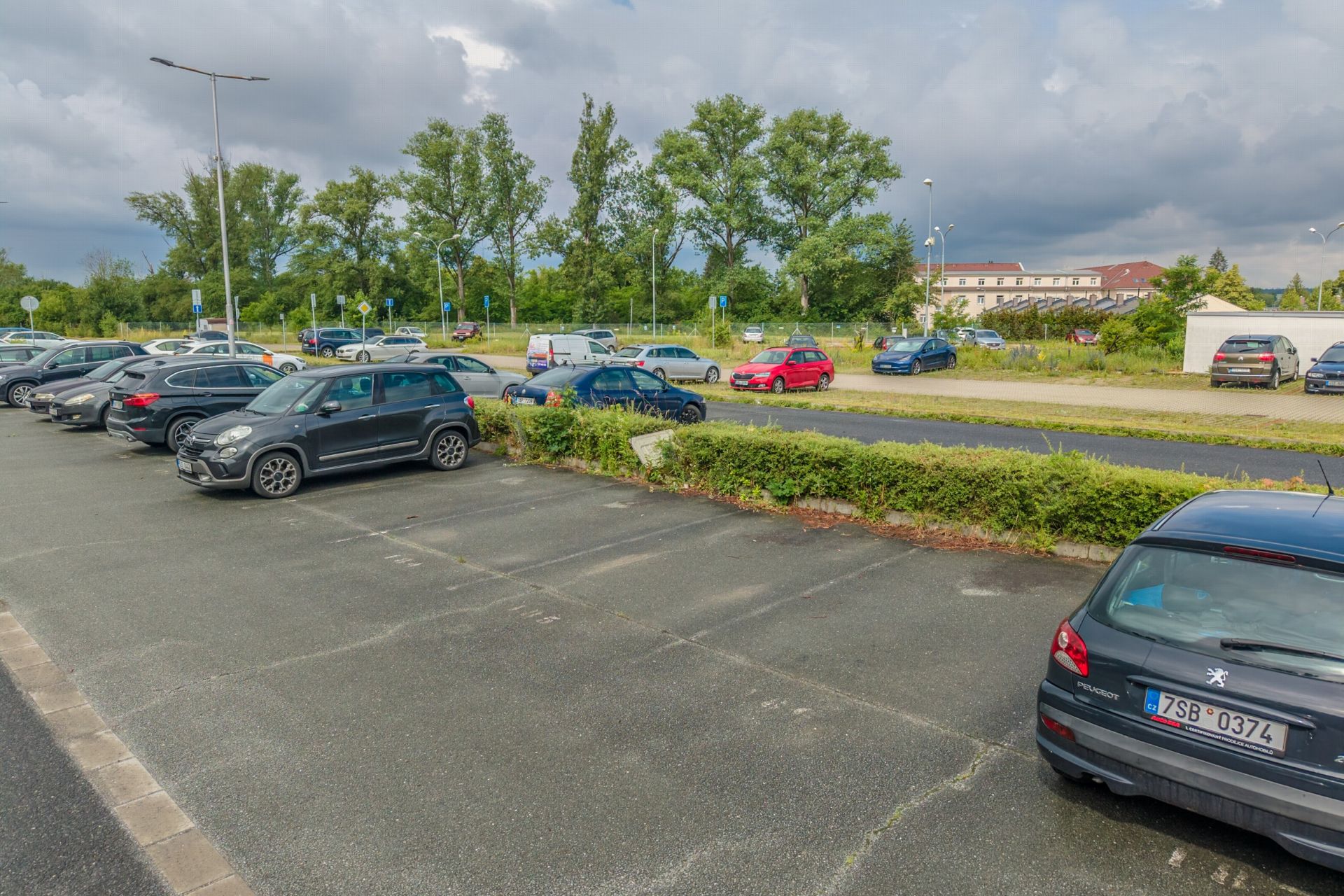 Možnost přikoupit parkovac&iacute; st&aacute;n&iacute; 2 minuty od domu